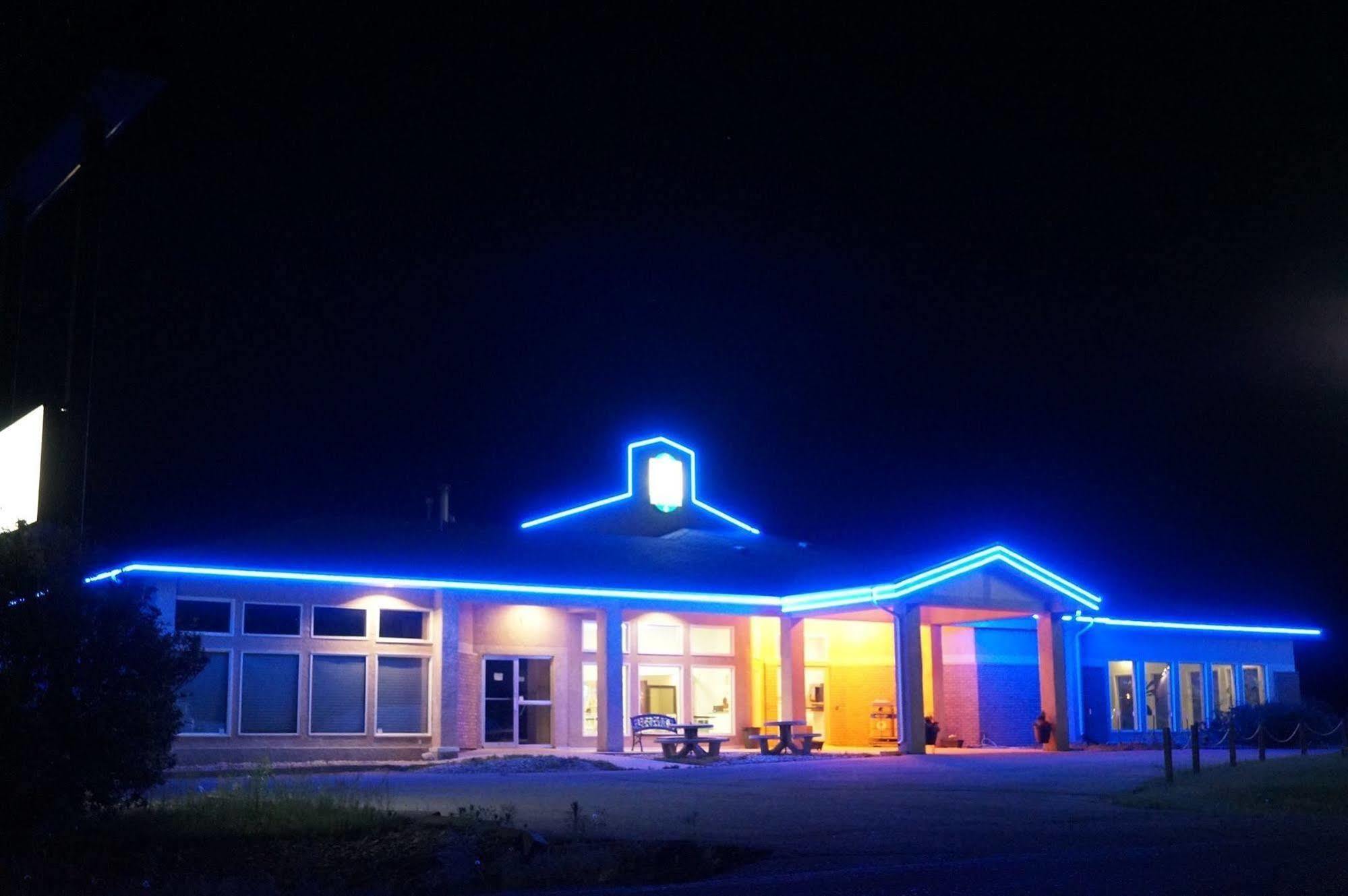Bay Hill Inns & Suites Neepawa Exteriér fotografie