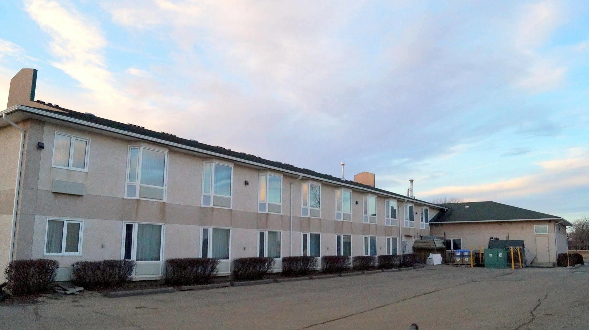 Bay Hill Inns & Suites Neepawa Exteriér fotografie